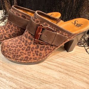 Never worn women’s Sofft choc leopard clog
